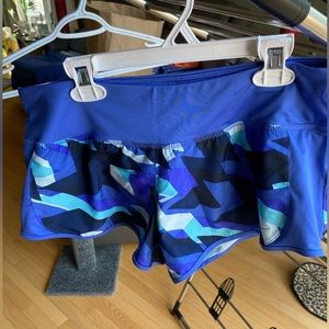 nike shorts, available in blue or black, fits usM